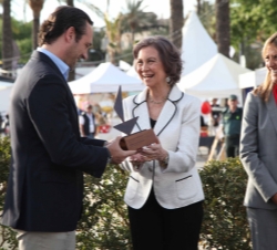 El presidente de las Illes Balears, José Ramón Bauzá, hace entrega a Su Majestad la Reina del galardón de la II Edición del Premio Marcial Sánchez Bar